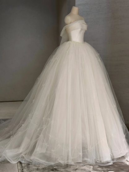 Pretty Ball Gown Strqpless Satin Tulle With Veil Long Wedding Dresses C4017