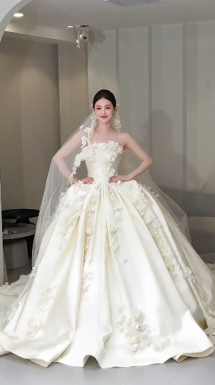 Dreamy Ball Gown Strapless Satin Applique With Veil Long Wedding Dresses C4035