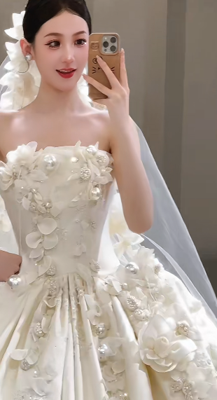 Dreamy Ball Gown Strapless Satin Applique With Veil Long Wedding Dresses C4035