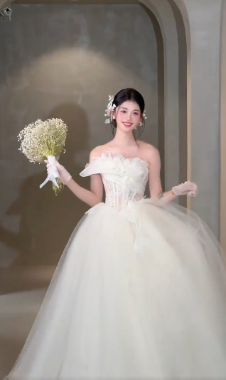 Elegant Ball Gown Strapless Tulle Applique Long Wedding Dresses C4053