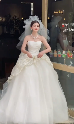 Pretty Ball Gown Strapless Satin Tulle With Veil Long Wedding Dresses C4081