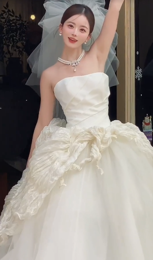 Pretty Ball Gown Strapless Satin Tulle With Veil Long Wedding Dresses C4081