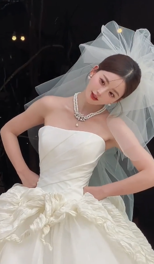 Pretty Ball Gown Strapless Satin Tulle With Veil Long Wedding Dresses C4081