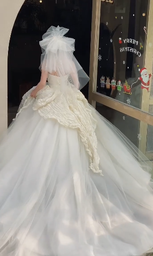 Pretty Ball Gown Strapless Satin Tulle With Veil Long Wedding Dresses C4081