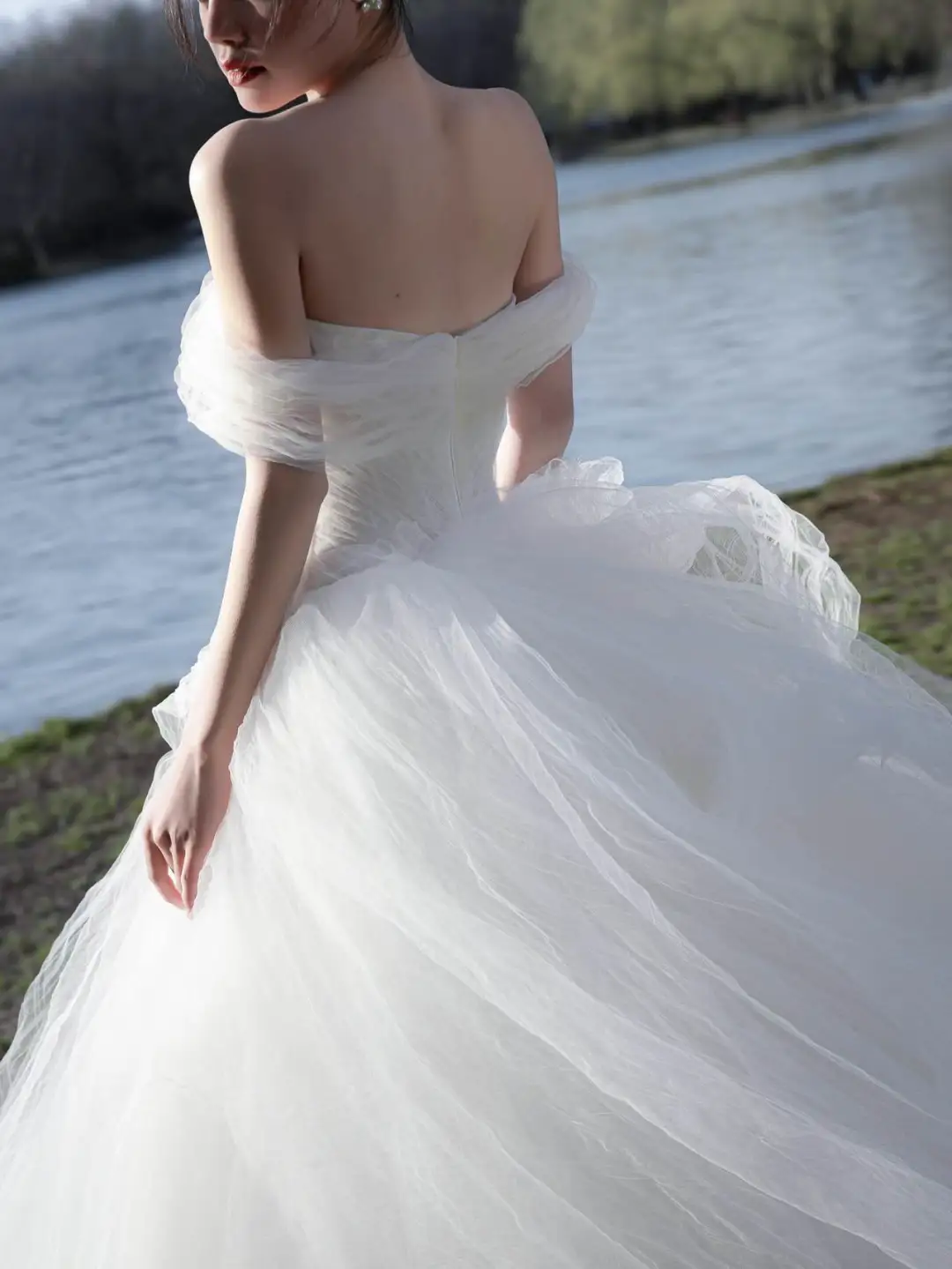 Elegant Ball Gown Off The Shoulder Tulle Long Wedding Dresses C4127