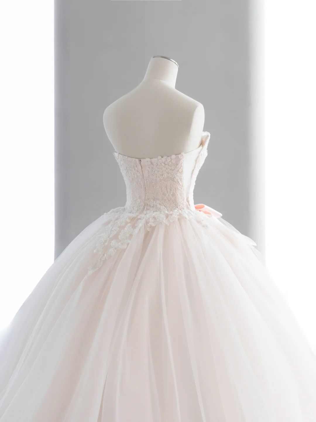 Elegant Ball Gown Strapless Tulle Lace Bow With Gloves Long Wedding Dresses C4143