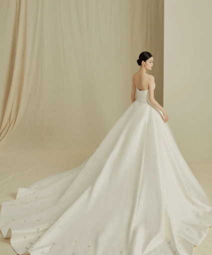 Elegant Ball Gown Strapless Satin Tulle Beaded With Veil Long Wedding Dresses C4202