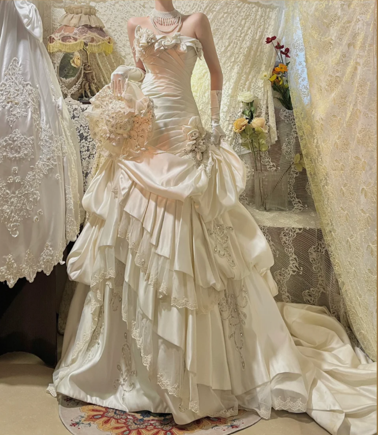 Vintage Strapless Ivory Satin Pleated Lace Appliques Mermaid Long Wedding Dress Formal Bridal Gown