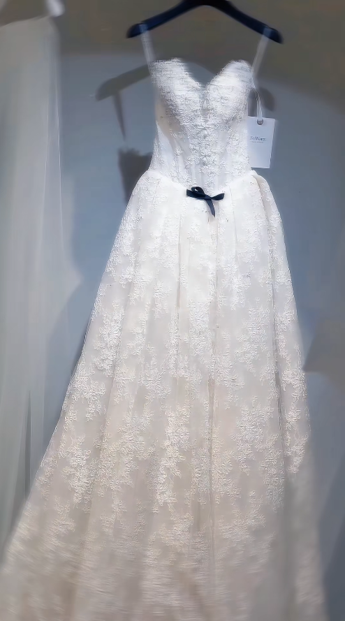 Elegant White Long Wedding Dress Appliques Lace Sweetheart A-Line Bridal Gowns Sleeveless Bridal Dress DP04971