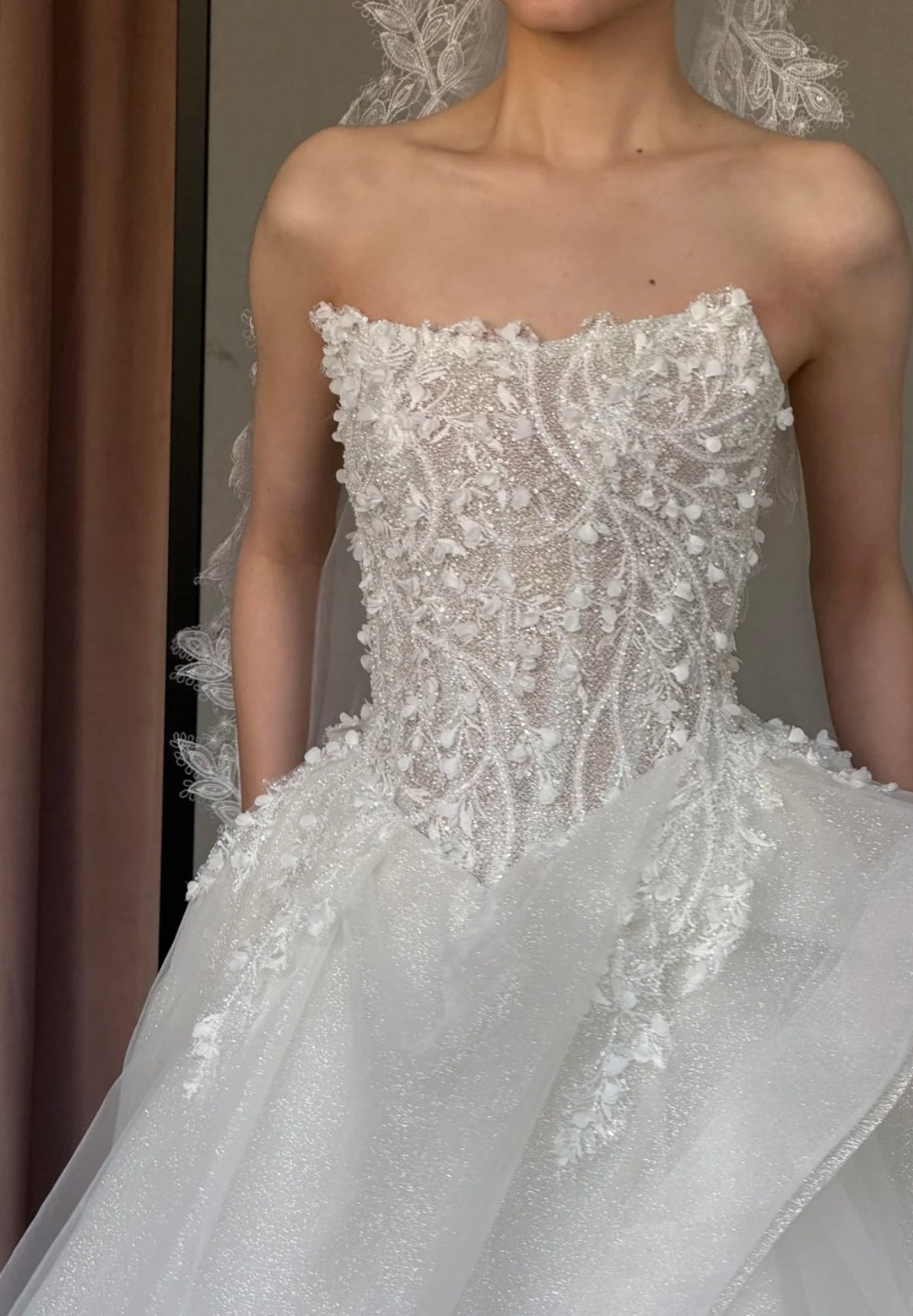 Elegant A-Line Long Wedding Dress Tulle Strapless  White Bridal Gown Sleeveless Beaded Bridal Dress DP05002