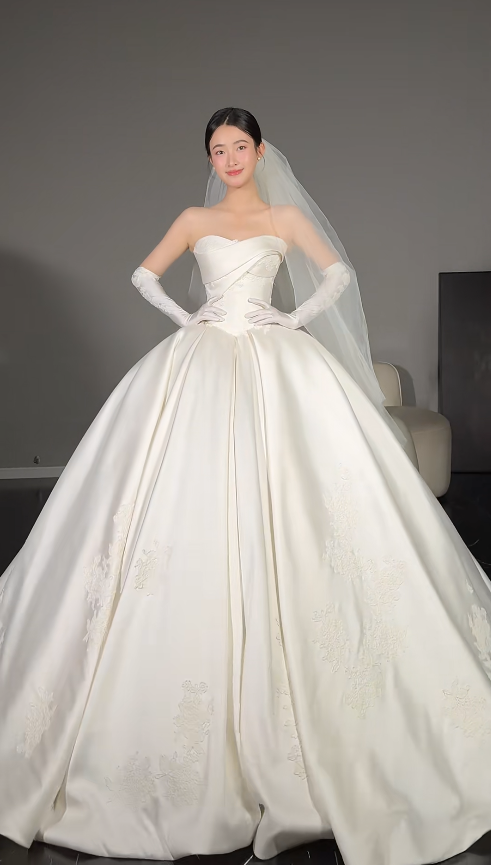 Glamorous A-Line Long Wedding Dress Strapless Satin Bridal Dress White Sleeveless Bridal Gown DP05326