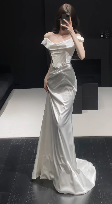 Elegant White Wedding Dress Off-shouder Sheath Satin Bridal Dress Sleeveless Bridal Gown DP05349