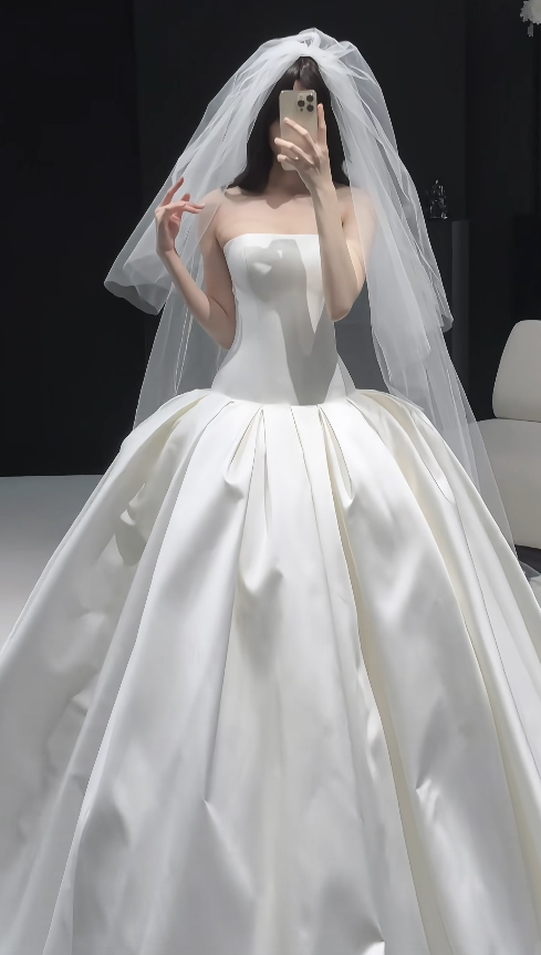 Elegant White Wedding Dress Strapless A-Line Satin Bridal Dress Sleeveless Bridal Gown DP05350