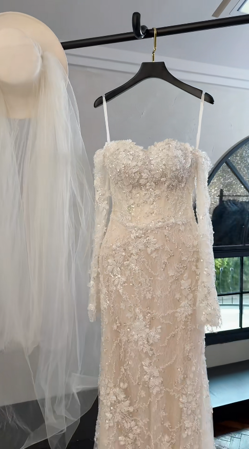 Elegant White Wedding Dress Off-shoulder Sheath Bridal Dress Applique Lace Bridal Gown DP05492