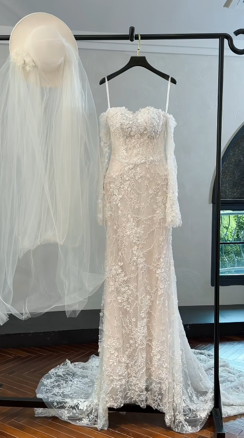 Elegant White Wedding Dress Off-shoulder Sheath Bridal Dress Applique Lace Bridal Gown DP05492