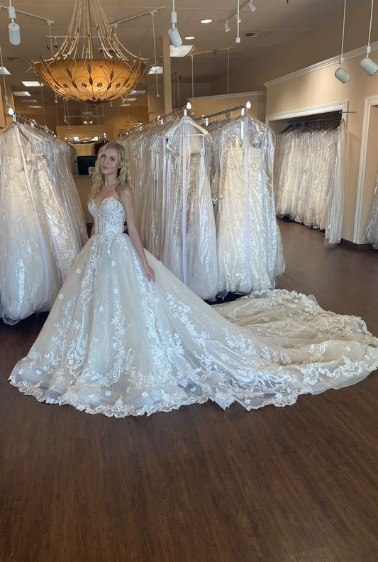 Classic Bridal Gown Ball Gown Sweetheart Lace White Wedding Dresses Minimalist Bridal Gowns DP1327