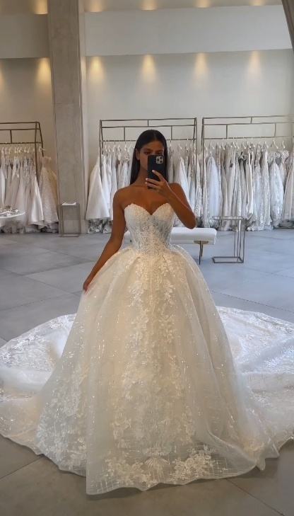 Classic Bridal Gown Ball Gown Sweetheart Lace White Wedding Dresses Minimalist Bridal Gowns DP1362