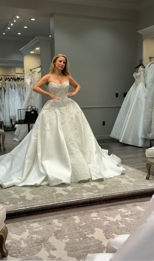 Classic Bridal Gown Ball Gown Sweetheart Lace White Wedding Dresses Minimalist Bridal Gowns DP1590