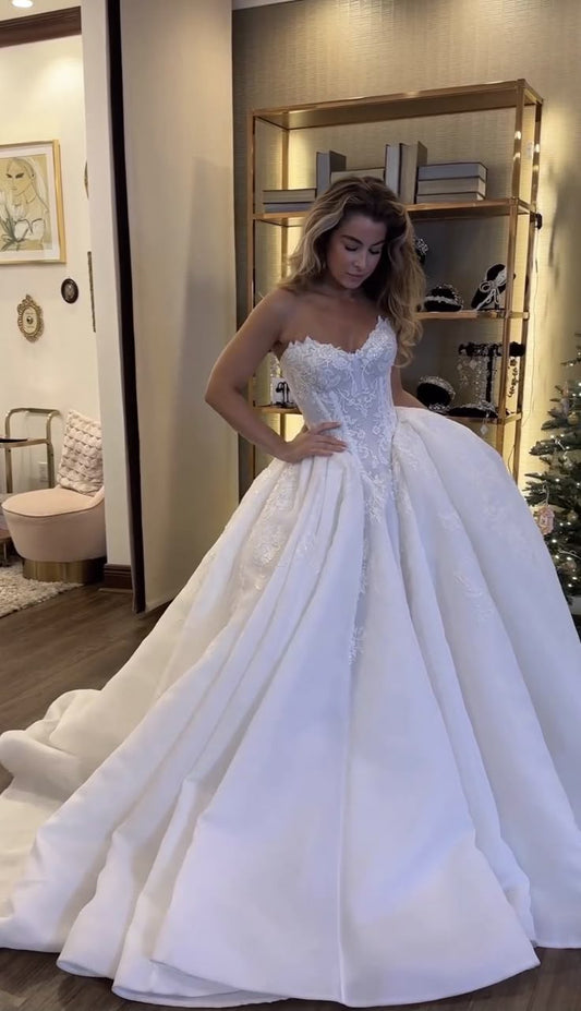 Classic Bridal Gown Ball Gown Sweetheart Lace White Wedding Dresses Minimalist Bridal Gowns DP1683