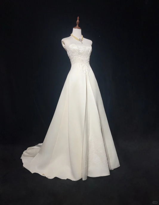 Classic Bridal Gown Ball Gown Strapless Satin White Wedding Dresses Minimalist Bridal Gowns DP1698