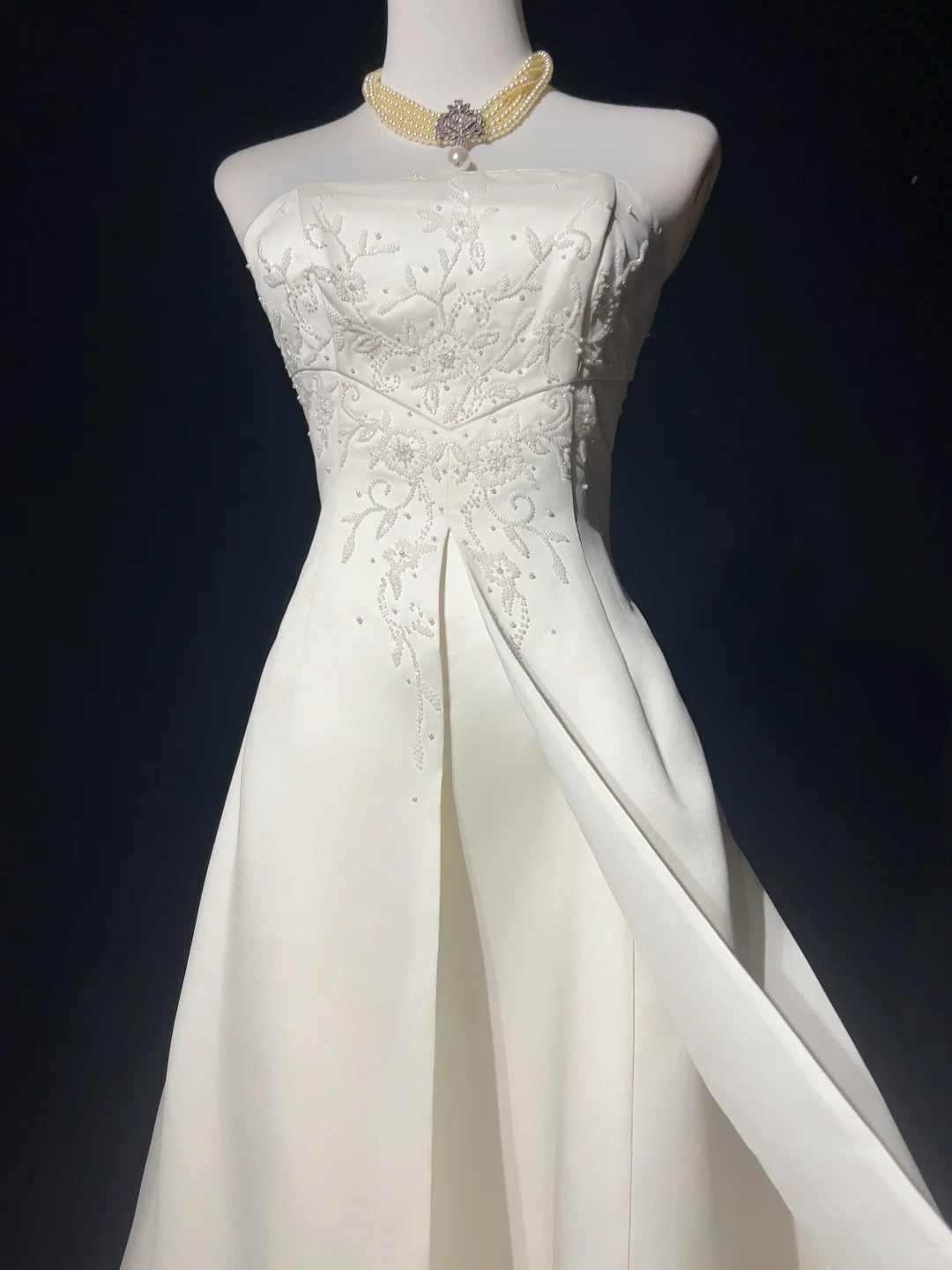 Classic Bridal Gown Ball Gown Strapless Satin White Wedding Dresses Minimalist Bridal Gowns DP1698
