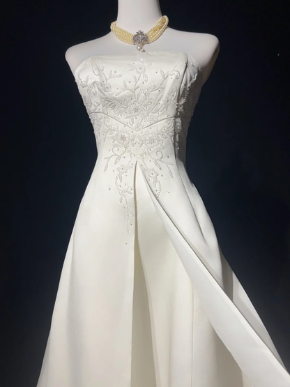 Classic Bridal Gown Ball Gown Strapless Satin White Wedding Dresses Minimalist Bridal Gowns DP1698