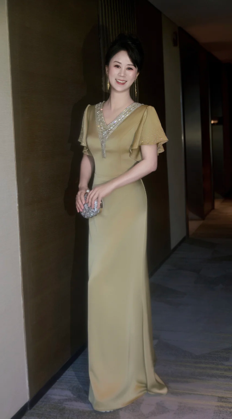 Elegant V-neck Sheath Olive Green Mother of the Bride Dress Rhinestone Satin Green Evening Dress DP3708
