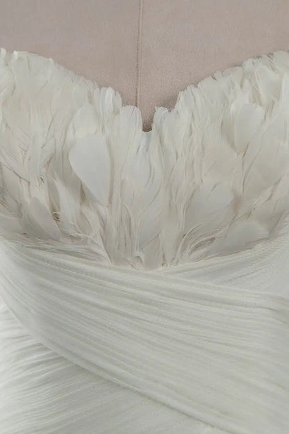 Chic Strapless Sweetheart Ivory Wedding Dresses Ruffles Tulle Sleeveless Bridal Gowns with Feather DP615