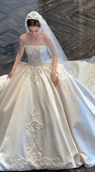 Dreamy Ball Gown White Strapless Satin Applique With Veil Long Wedding Dress GG3026