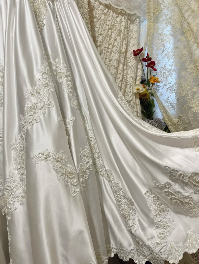 Gorgeous V Neck Satin Lace Appliques Beaded White Formal Ball Gown Long Wedding Dress Bridal Gowns