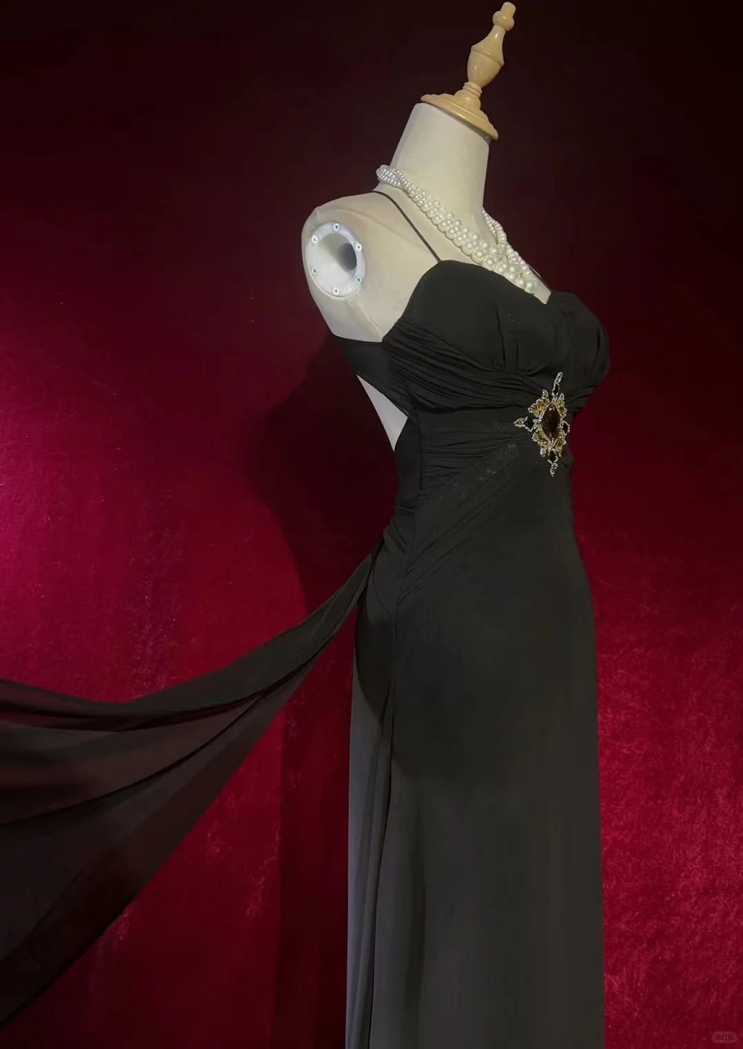 Elegant Black Prom Dress Spaghetti Straps Backless Crystal Gala Dress Evening Dress Dancing Dress     D2249