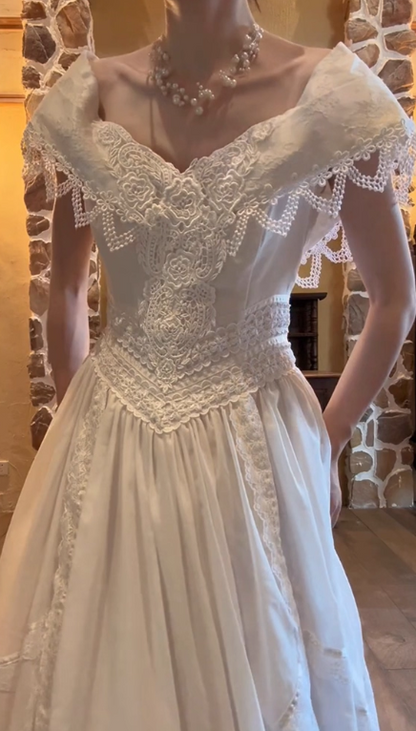 Retro Wedding Dress Off Shoulder Pleated Wedding Dress   D3592