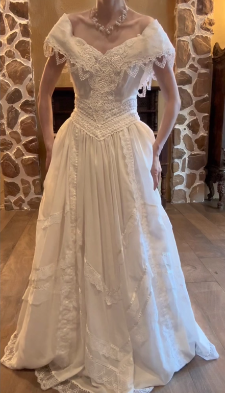 Retro Wedding Dress Off Shoulder Pleated Wedding Dress   D3592