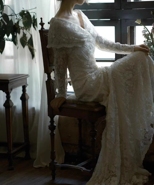 Retro Wedding Dress V-neck Pleated Lace Wedding Dress  D3596