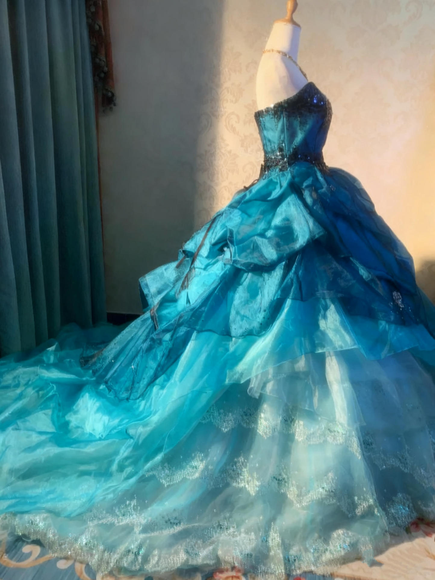 Charming Prom Dress Strapless Pleated Ruffle Ball Gown Evening Dress Birthday Outfits    D3767