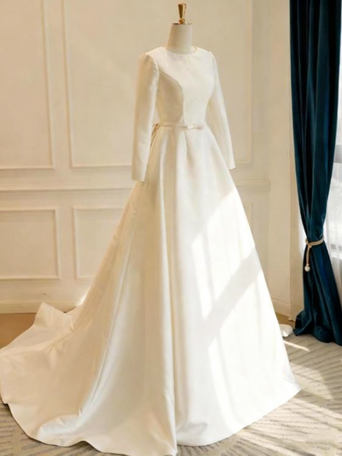 Minimalist Wedding Dress Crew Neck Long Sleeves Wedding Dress      D3830