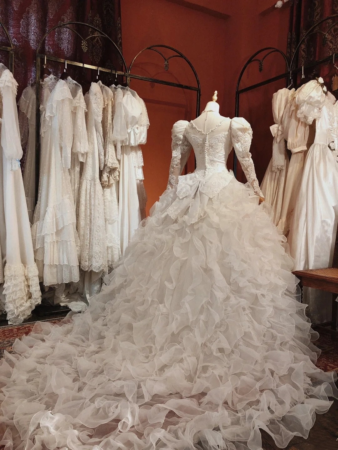 Vintage Wedding Dress Crew Neck Long Sleeves Ruffle Wedding Dresses   D4366