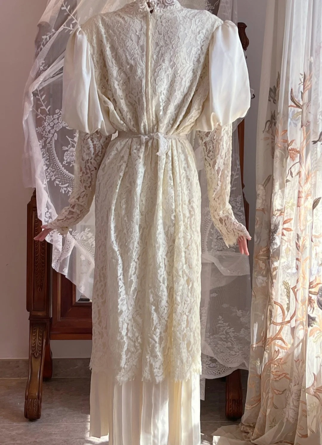 Retro Wedding Dress High Collar Long Sleeves Pleated Wedding Dress  D4445