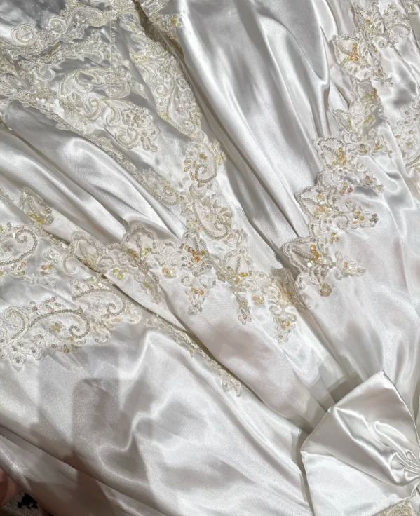 Charming White Off The Shoulder Satin Beaded Appliques Ball Gown Long Wedding Dress Bridal Dress