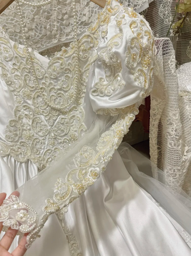 Gorgeous V Neck Satin Lace Appliques Beaded White Formal Ball Gown Long Wedding Dress Bridal Gowns