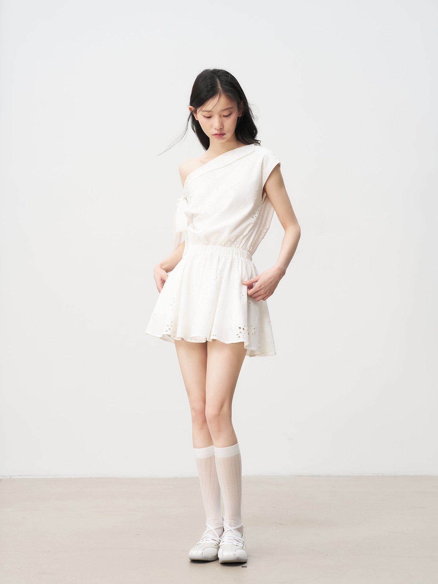 White French hollow flower off-shoulder dress with bow tie design and waist skirt R5131