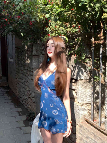 V-neck blue floral suspender dress shows figure and waist A-line short skirt R0522