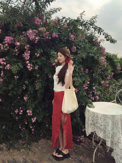 Wear a white short-sleeved T-shirt and floral skirt, a beautiful two-piece suit R0655