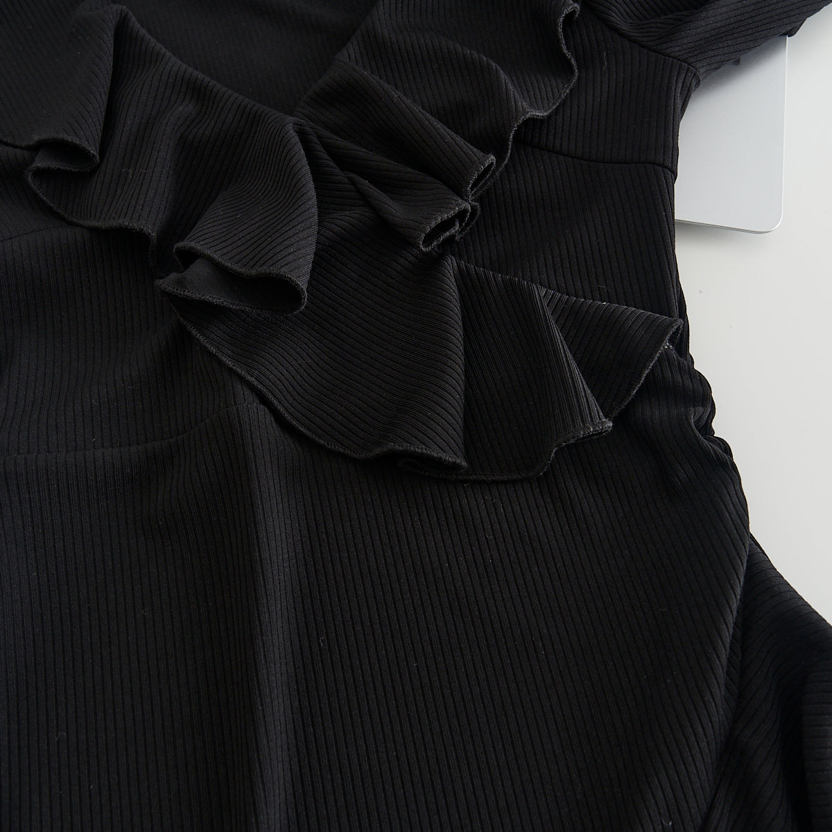 V-neck knitted dress new style ruffled trumpet sleeve slim French little black dress R0135