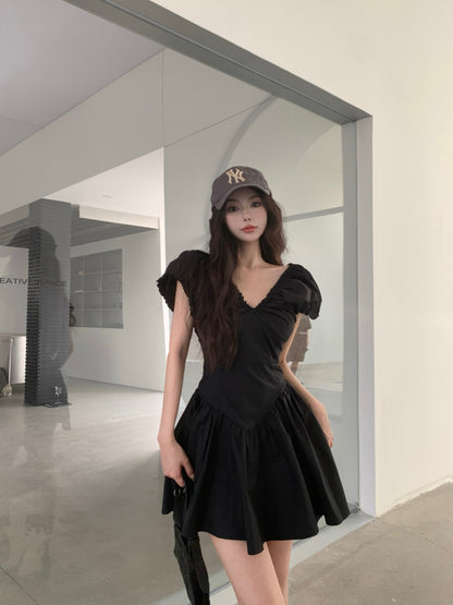 Tea break French pleated dress 2025 new waist slim Hepburn style little black dress R0152