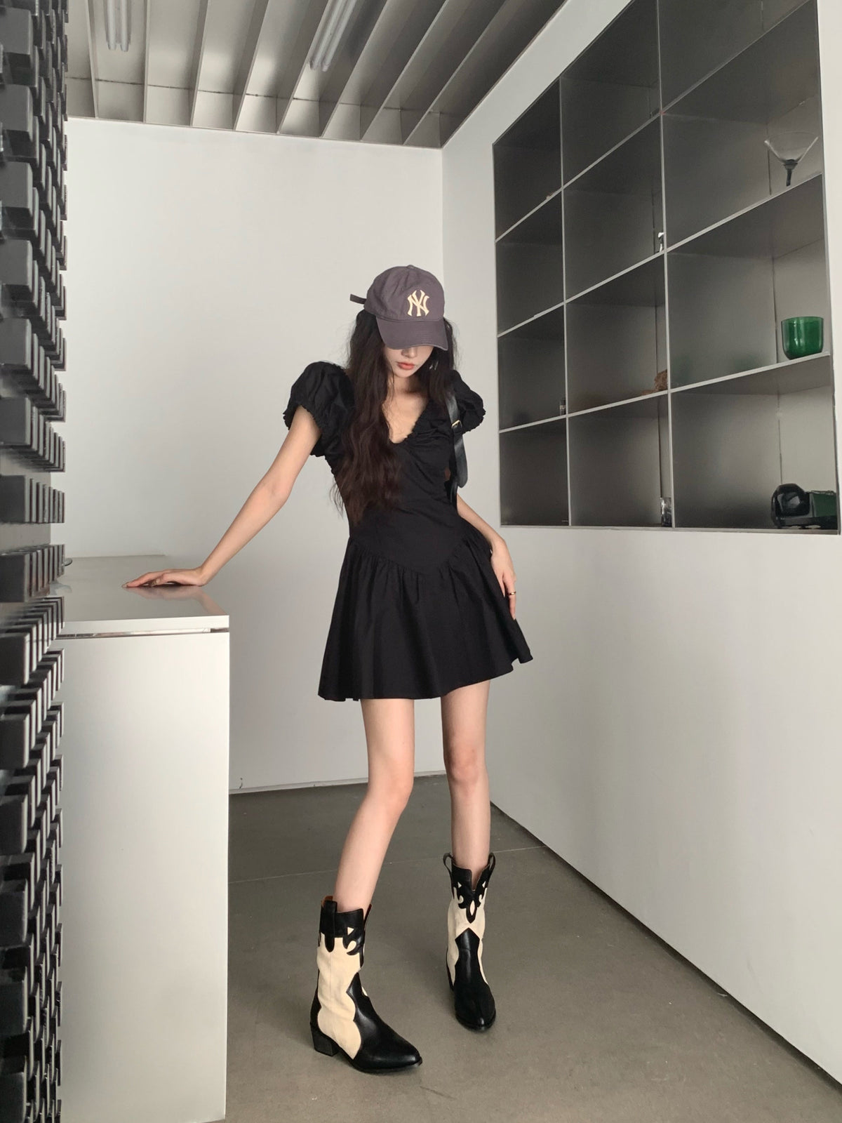 Tea break French pleated dress 2025 new waist slim Hepburn style little black dress R0152