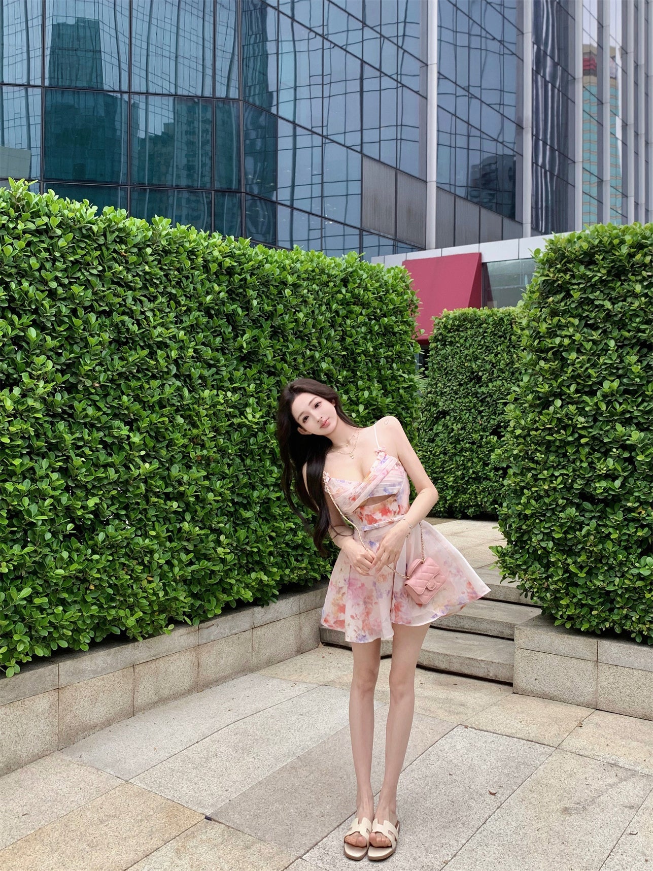 V-neck floral dress with hollow suspenders, beautiful small skirt R0586