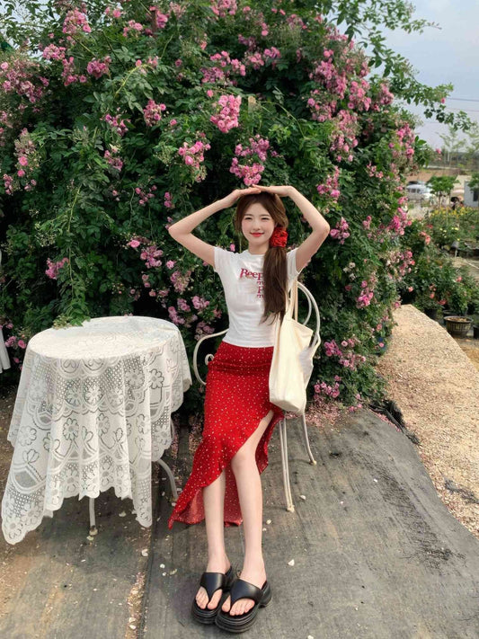 Wear a white short-sleeved T-shirt and floral skirt, a beautiful two-piece suit R0655