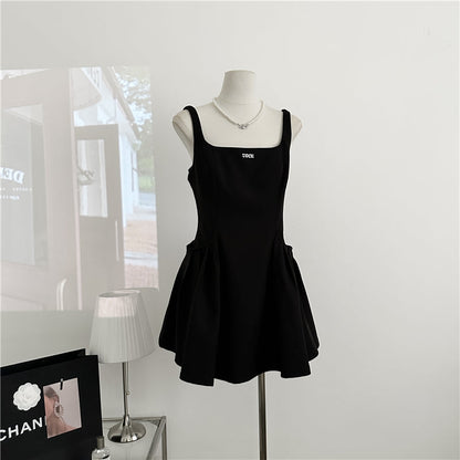 Sexy hot girl little black dress Hepburn style square neck suspender dress French high-end dress R0029