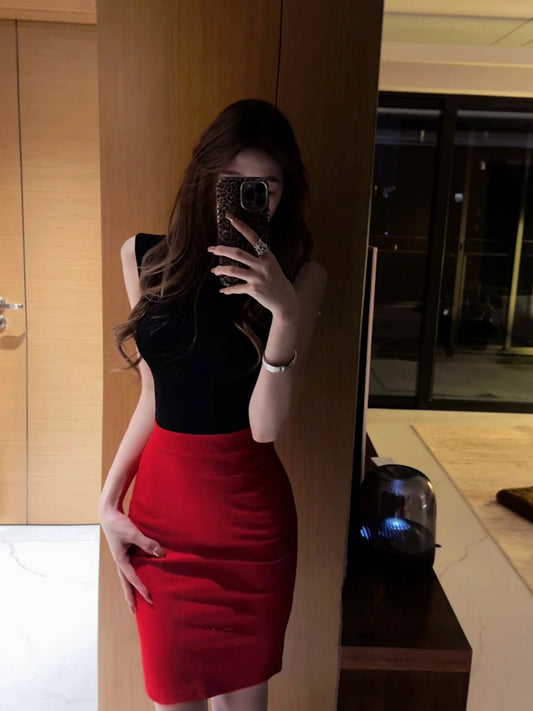 Slim-fitting black sleeveless top and red hip-hugging skirt are a complete set R0726